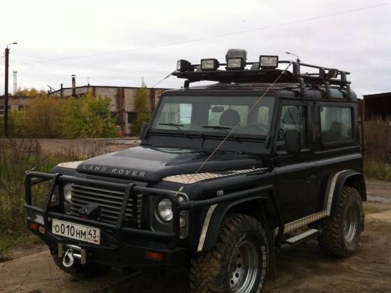 Автомобиль Land Rover Defender 130 черный