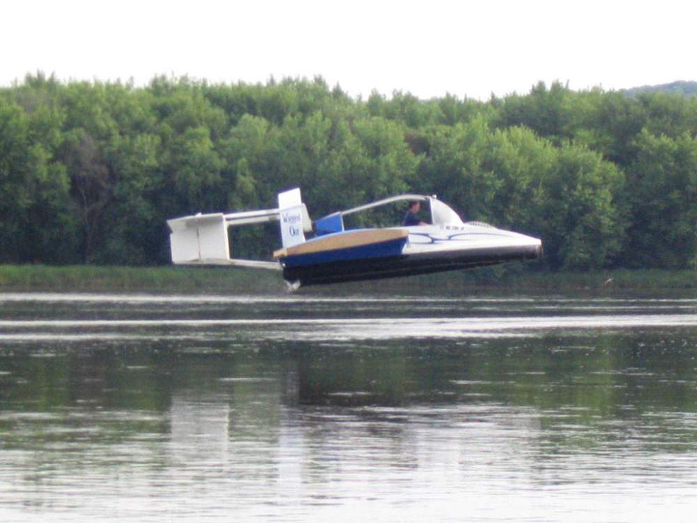 Судно на воздушной подушке UH-18 (экранолет)