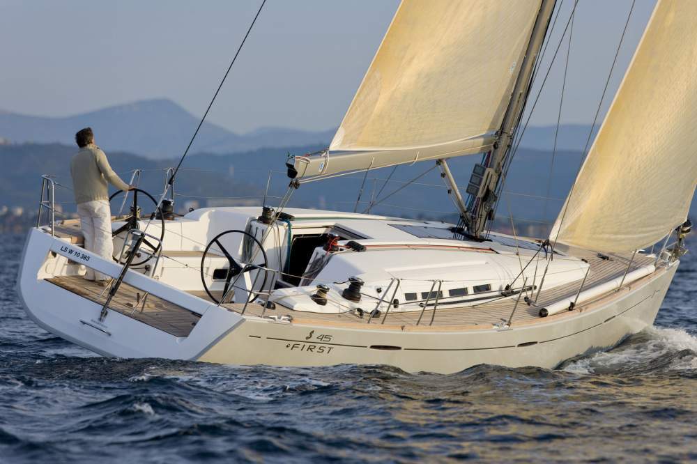 Парусные яхты Beneteau First 45