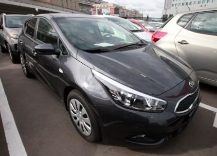 Автомобиль Kia Cee'd серый