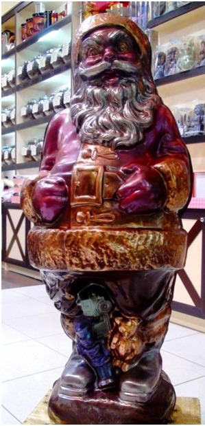 б071 vip подарок - скульптура из шоколада Пер Ноэль   Гигант (Шоколадный Дед Мороз Гигантский)