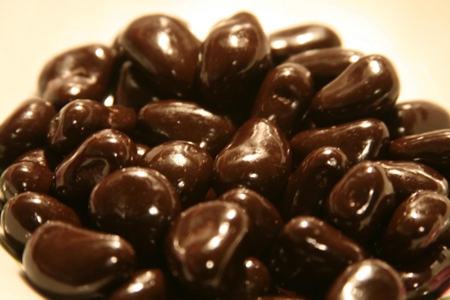 Орехи и сухофрукты в шоколаде
