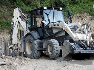 Экскаватор-погрузчик TEREX TLB 820 с гидромолотомDELTA F-5 и автосцепкой