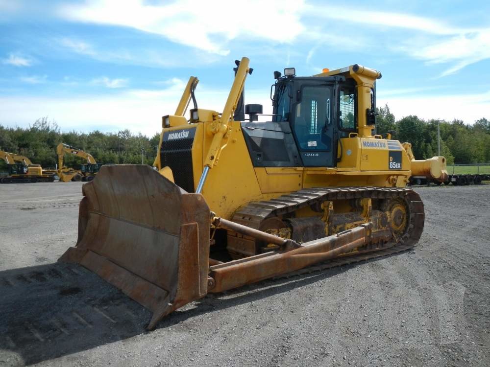 Гусеничный бульдозер KOMATSU D85EX-15